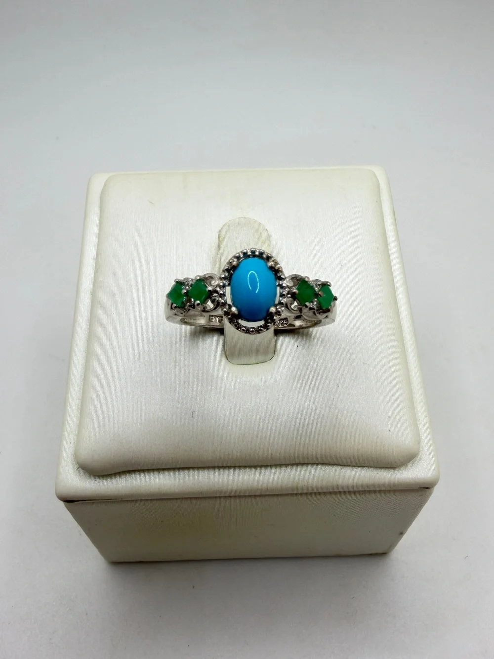 NWOT 5x7mm Sleeping Beauty Turquoise Cabochon w/ emerald accent‎ ring in 925!